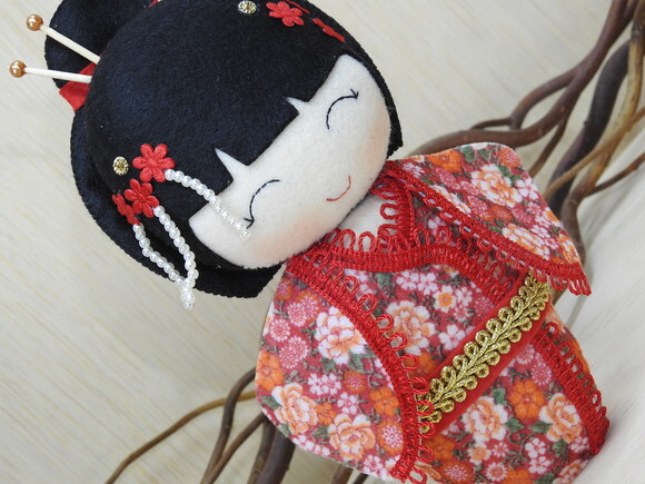 Boneca Kokeshi em feltro - 20 cm