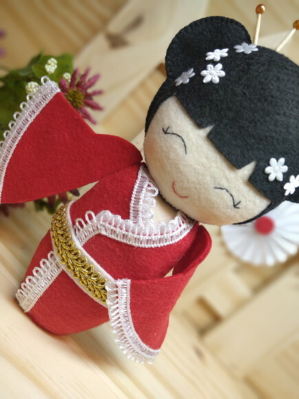 Boneca Kokeshi em feltro - 20 cm