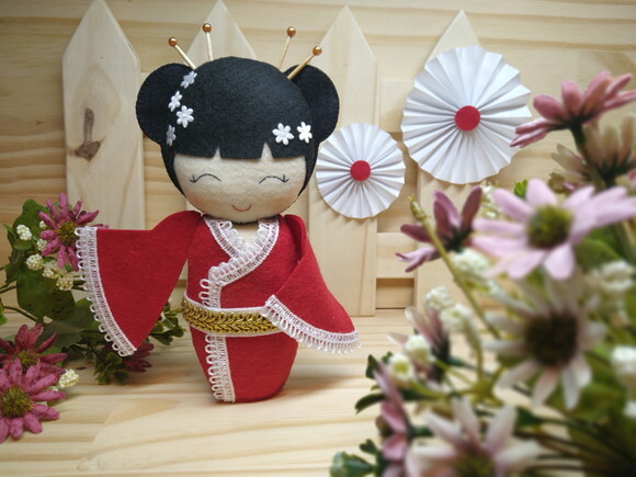 Boneca Kokeshi em feltro - 20 cm