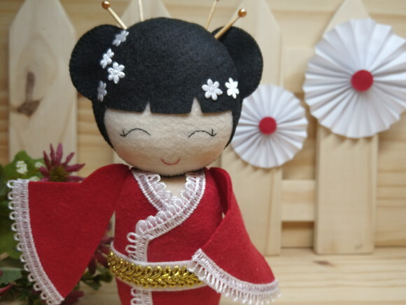 Boneca Kokeshi em feltro - 20 cm