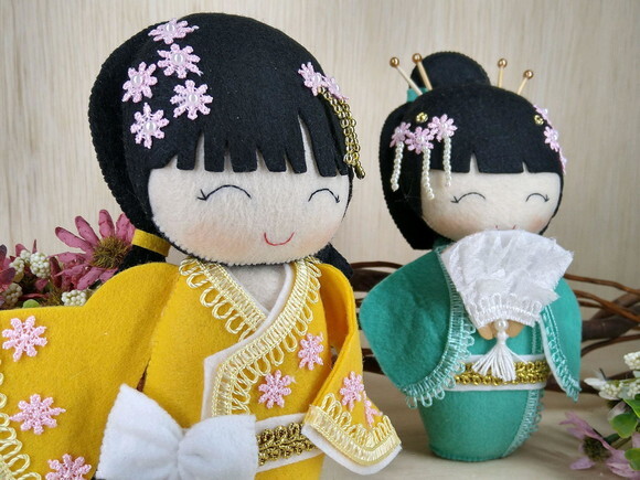 Boneca Kokeshi em feltro - 20 cm