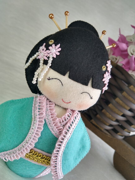 Boneca Kokeshi em feltro - 20 cm