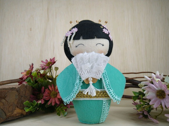 Boneca Kokeshi em feltro - 20 cm