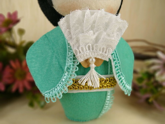 Boneca Kokeshi em feltro - 20 cm