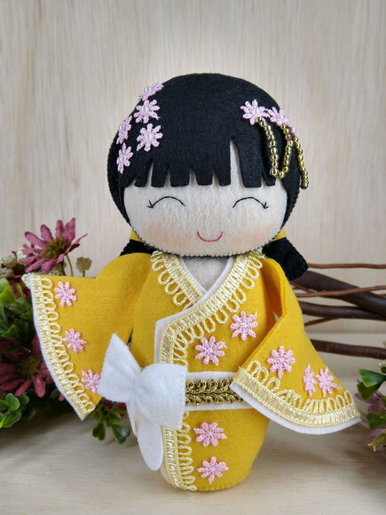 Boneca Kokeshi em feltro - 20 cm