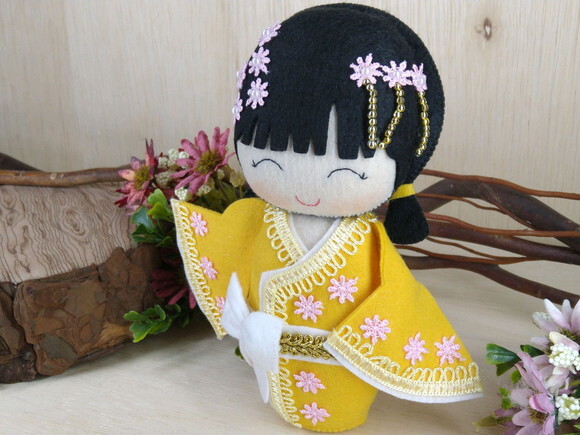 Boneca Kokeshi em feltro - 20 cm