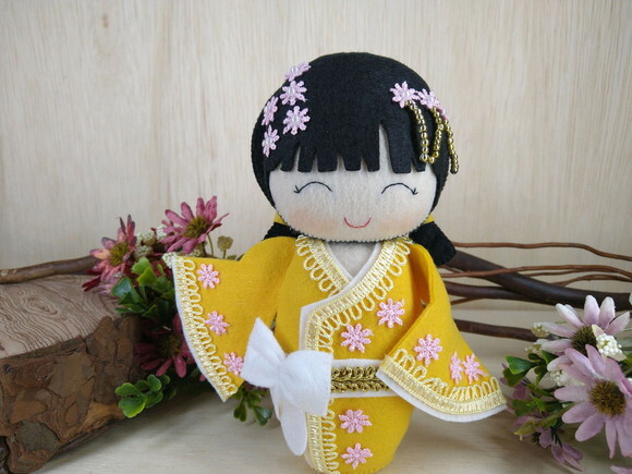 Boneca Kokeshi em feltro - 20 cm