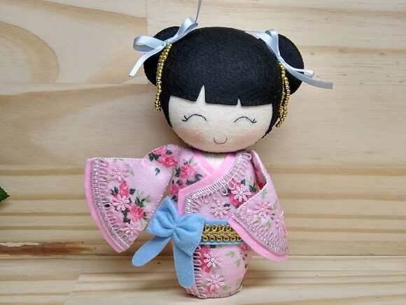 Boneca Kokeshi em feltro - 20 cm
