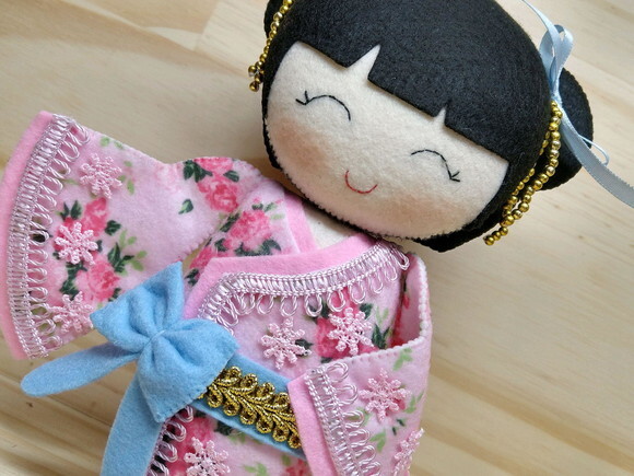 Boneca Kokeshi em feltro - 20 cm