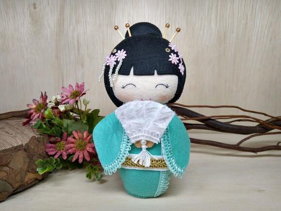 Boneca Kokeshi em feltro - 20 cm
