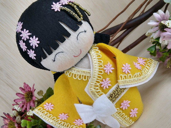 Boneca Kokeshi em feltro - 20 cm