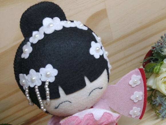 Boneca Kokeshi em feltro - 20 cm