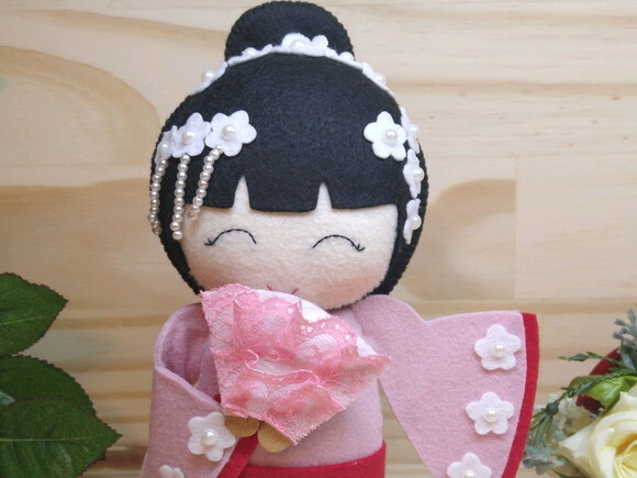 Boneca Kokeshi em feltro - 20 cm