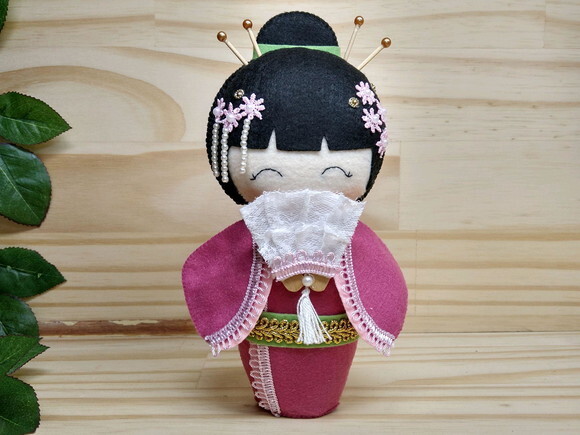 Boneca Kokeshi em feltro - 20 cm