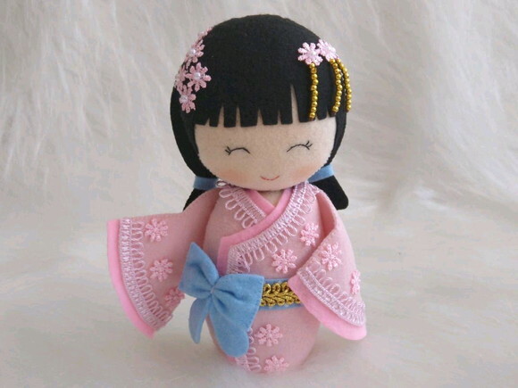 Boneca Kokeshi em feltro - 20 cm