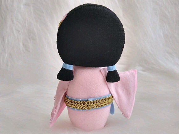 Boneca Kokeshi em feltro - 20 cm