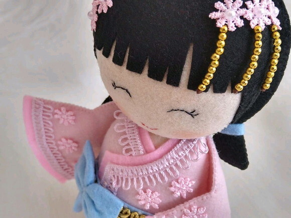 Boneca Kokeshi em feltro - 20 cm
