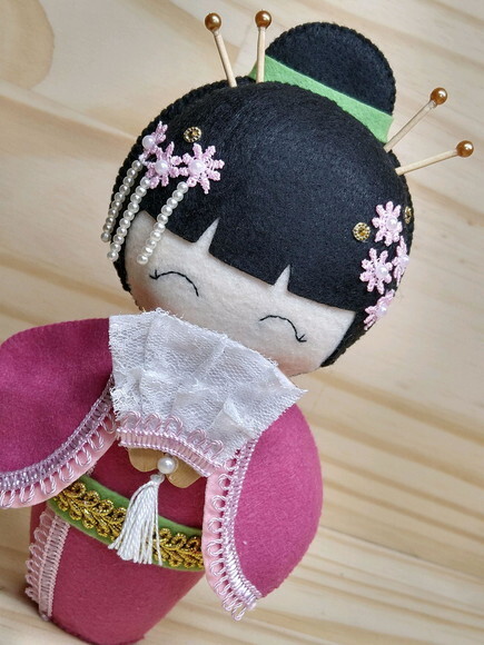 Boneca Kokeshi em feltro - 20 cm