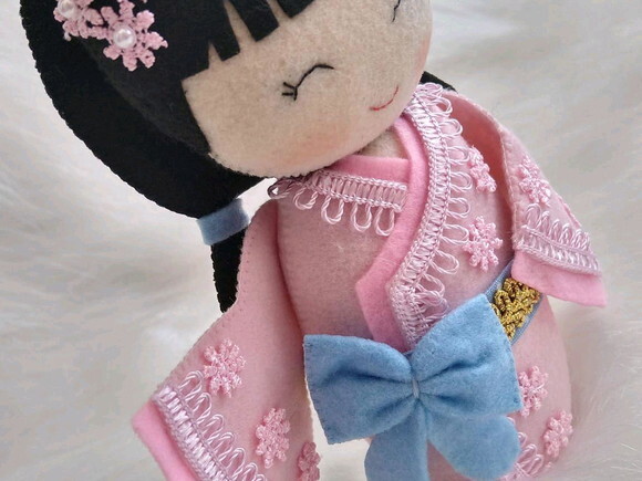 Boneca Kokeshi em feltro - 20 cm