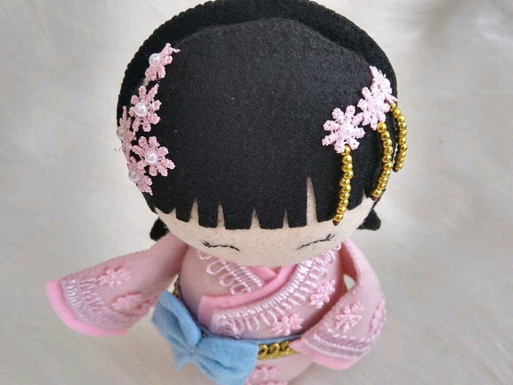 Boneca Kokeshi em feltro - 20 cm