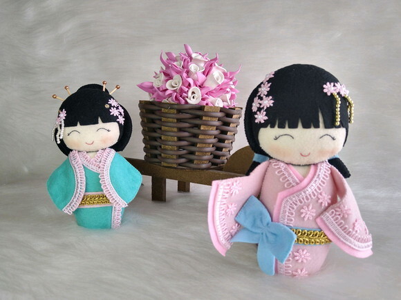 Boneca Kokeshi em feltro - 20 cm