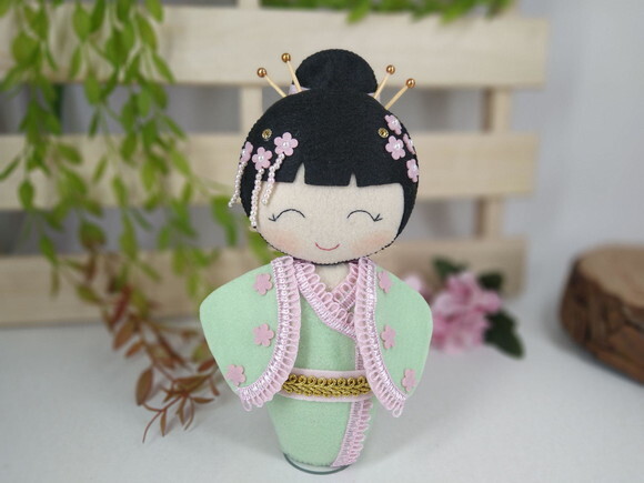 Boneca Kokeshi em Feltro - 20 Cm* Chamar Chat