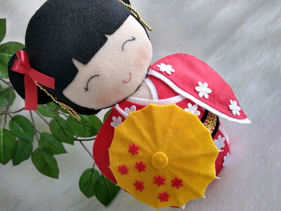 Boneca Kokeshi em feltro - 28 cm