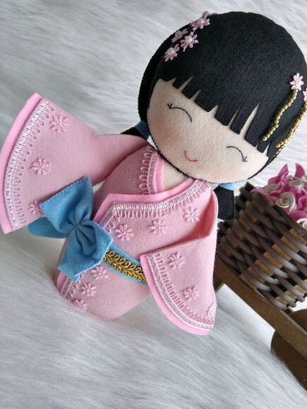 Boneca Kokeshi em feltro - 28 cm