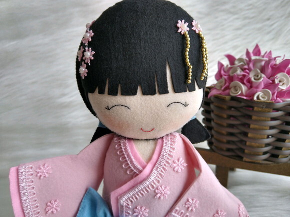 Boneca Kokeshi em feltro - 28 cm