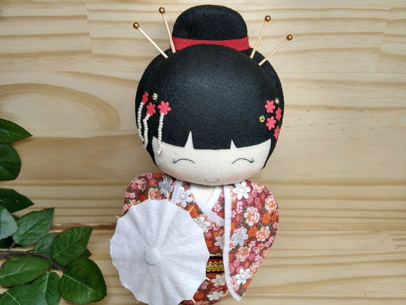 Boneca Kokeshi em feltro - 30 cm