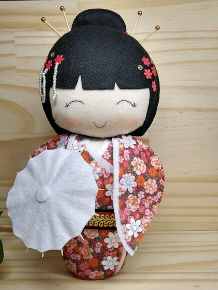 Boneca Kokeshi em feltro - 30 cm