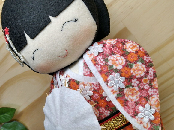Boneca Kokeshi em feltro - 30 cm