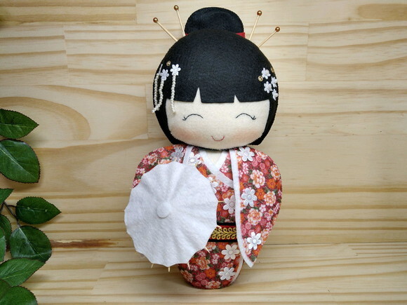 Boneca Kokeshi em feltro - 30 cm
