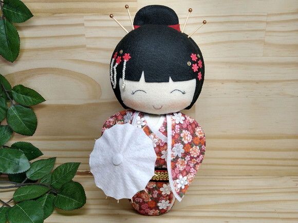 Boneca Kokeshi em feltro - 30 cm