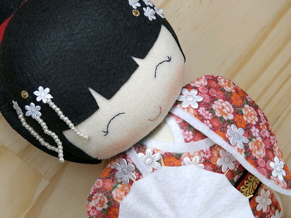 Boneca Kokeshi em feltro - 30 cm