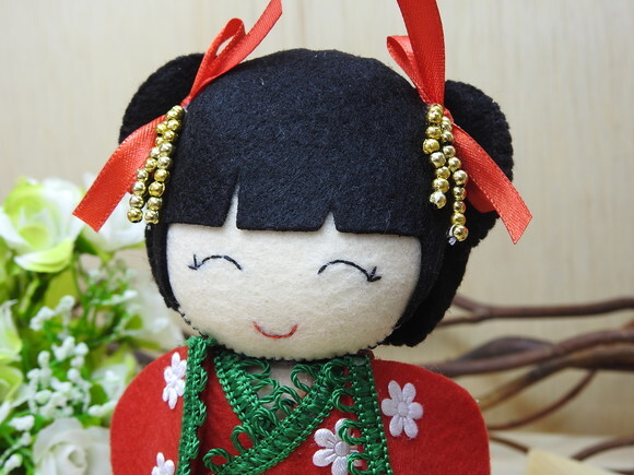 Boneca Kokeshi em feltro 15 cm