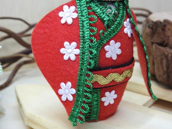 Boneca Kokeshi em feltro 15 cm