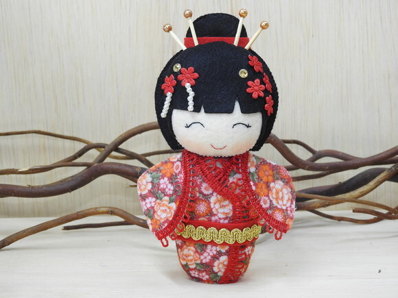 Boneca Kokeshi em feltro 15 cm