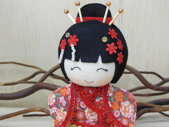 Boneca Kokeshi em feltro 15 cm