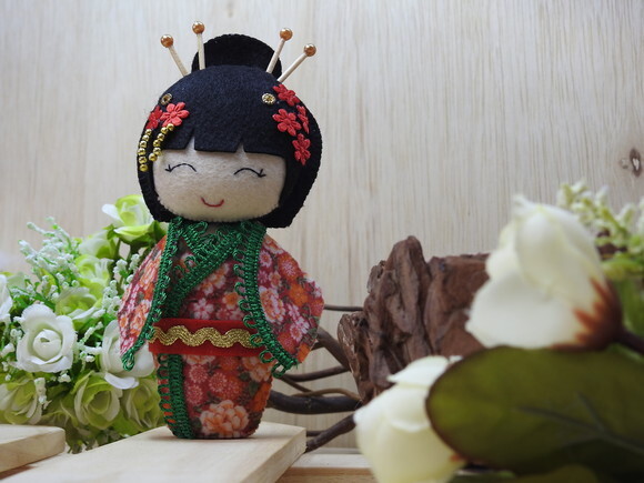 Boneca Kokeshi em feltro 15 cm