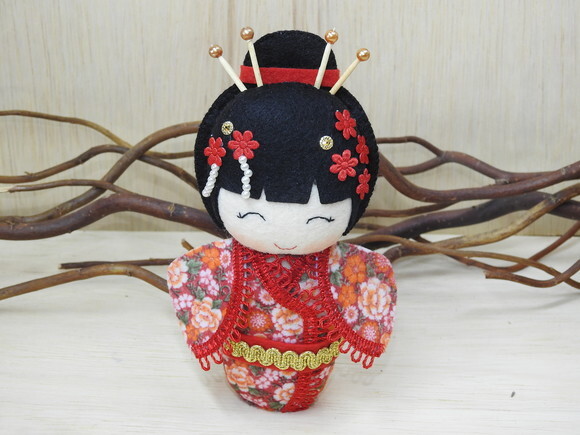 Boneca Kokeshi em feltro 15 cm
