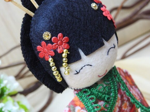 Boneca Kokeshi em feltro 15 cm