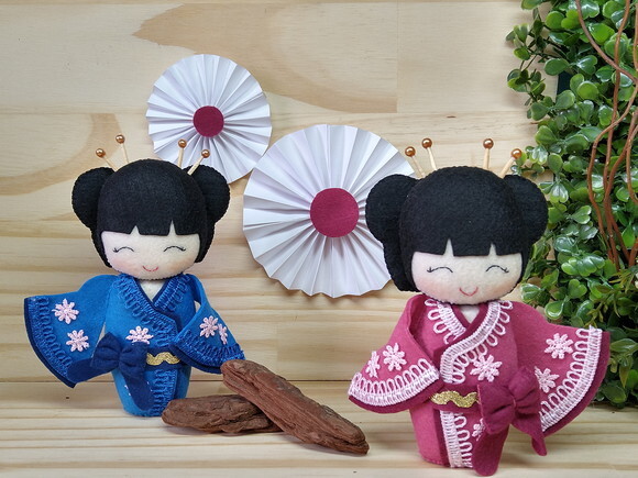 Boneca Kokeshi em feltro 15 cm