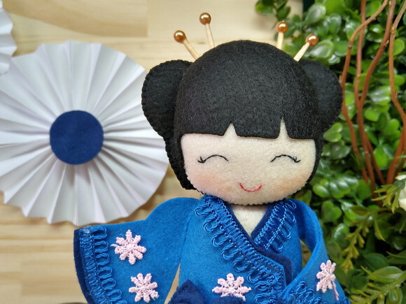 Boneca Kokeshi em feltro 15 cm