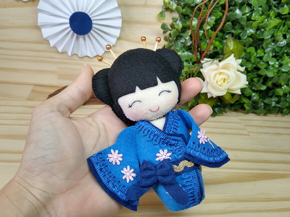 Boneca Kokeshi em feltro 15 cm