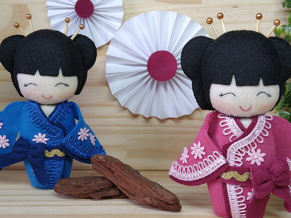 Boneca Kokeshi em feltro 15 cm
