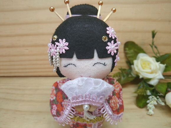 Boneca Kokeshi em feltro 15 cm