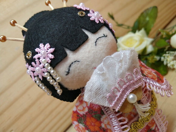 Boneca Kokeshi em feltro 15 cm