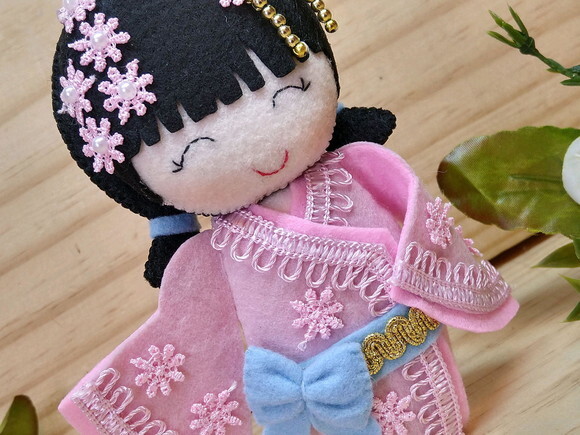 Boneca Kokeshi em feltro 15 cm