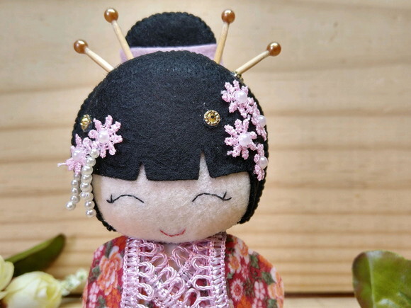 Boneca Kokeshi em feltro 15 cm